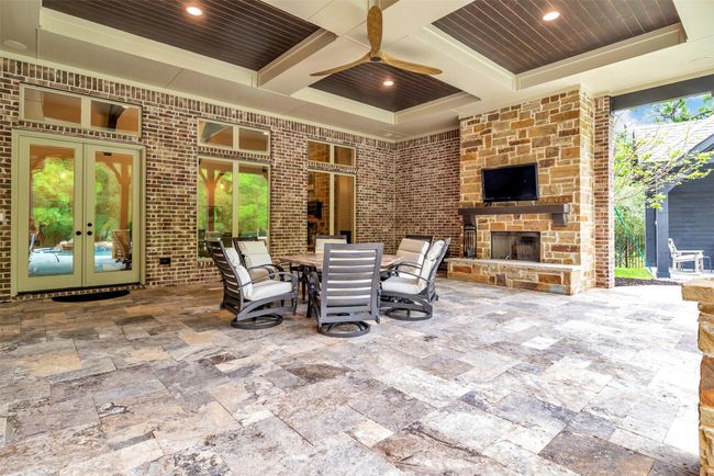 The immense size of the outdoor living space may challenge your imagination in how to fill it up best! | Image 31