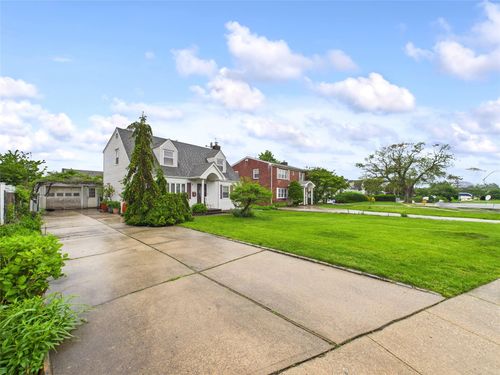 2 Gables Dr, Hicksville, NY, 11801-3216 | Card Image