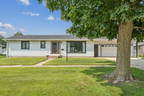 828 E Butler St, Manchester, IA, 52057-1620 | Card Image