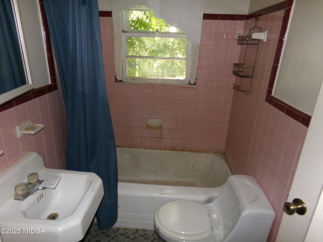 Bathroom | Image 18