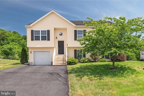153 Eisenhower Cir, INWOOD, WV, 25428-4673 | Card Image