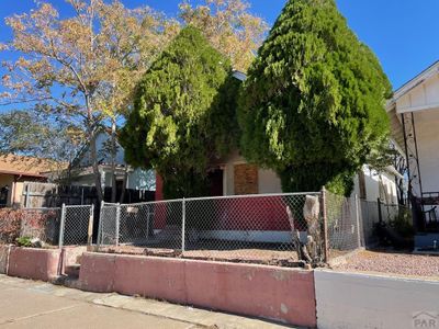 Front yard, fenced and trees | Image 2