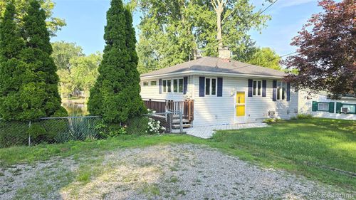11534 Sunset Blvd, Pinckney, MI, 48169-8001 | Card Image