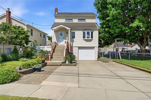 107 E Shore Road, Babylon, NY, 11757 | Card Image