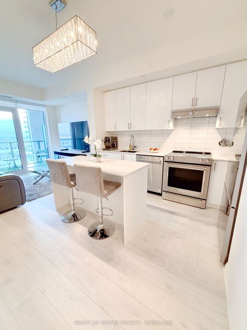 1704-9000 Jane St, Concord, ON, L4K0M6 | Card Image