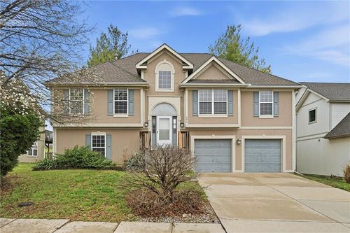 402 Shannon Ave, Smithville, MO, 64089-8286 | Card Image