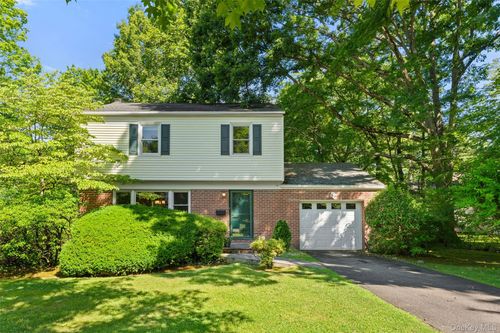 4 Pin Oak Ln, White Plains, NY, 10606-3504 | Card Image