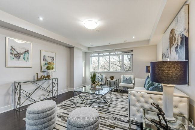 991 Dundas St E, House attached with 3 bedrooms, 3 bathrooms and 1 parking in Toronto ON | Image 23