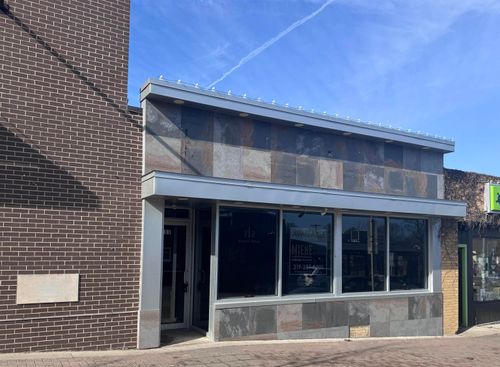 2211 College St, Cedar Falls, IA, 50613-3621 | Card Image