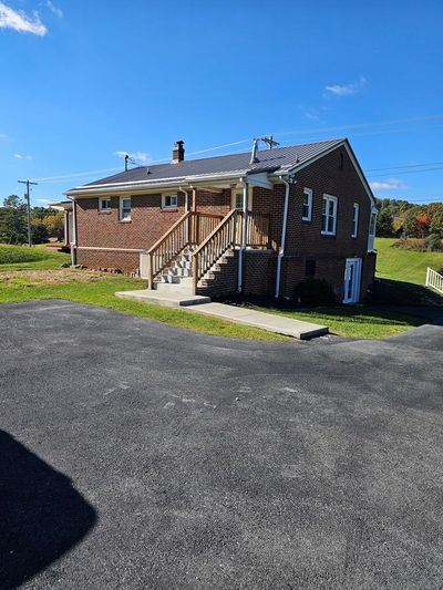 37492 Governor G C Peery Hwy, House other with 4 bedrooms, 2 bathrooms and null parking in Bluefield VA | Image 3