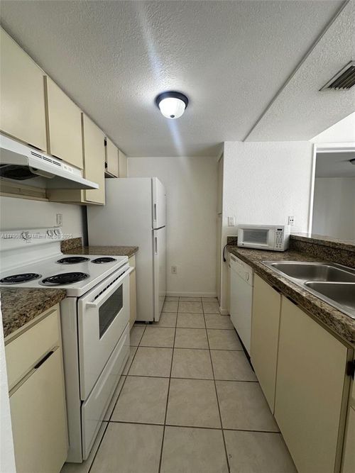 apt-b208-7125 Nw 186th St, Hialeah, FL, 33015-8336 | Card Image
