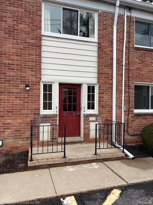 5-32718 Grand River Ave, Farmington, MI, 48336-3140 | Card Image