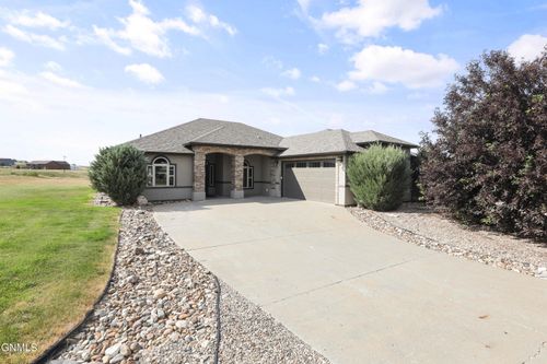 2004 16th St E, Williston, ND, 58801-6705 | Card Image