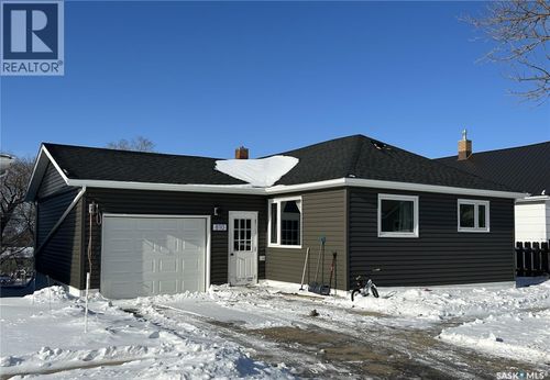 810 2nd St, Estevan, SK, S4A0L2 | Card Image