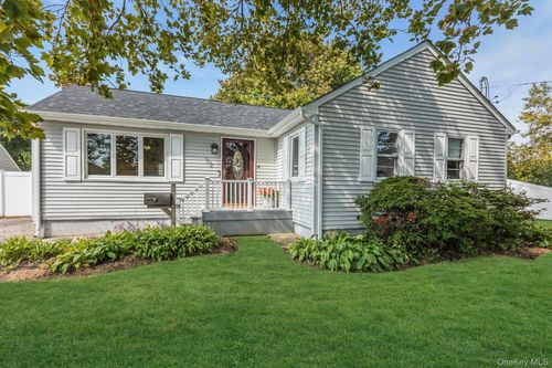 72 Nehring Ave, Babylon, NY, 11702-2426 | Card Image