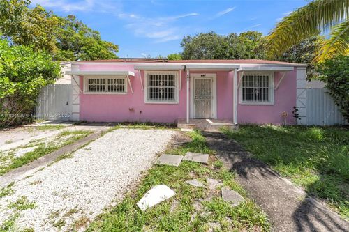 643 Ne 130th St, North Miami, FL, 33161-7524 | Card Image