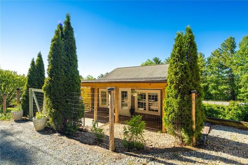 279 Green St, Blowing Rock, NC, 28605-9741 | Card Image