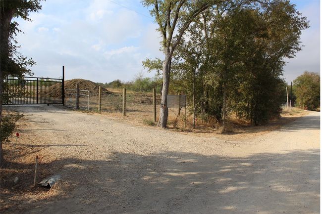 1567 Boggy Creek Rd, House other with 3 bedrooms, 2 bathrooms and 4 parking in Lockhart TX | Image 17