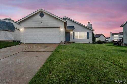 14428 Williamsburg Manor Dr, Florissant, MO, 63034-1752 | Card Image