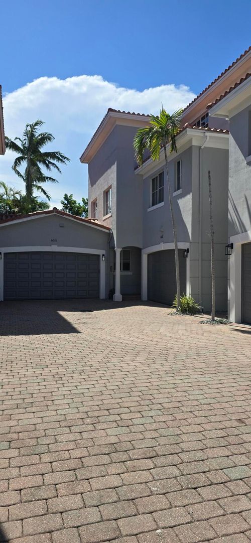 635 Ne 11th Ave, Fort Lauderdale, FL, 33304-4692 | Card Image