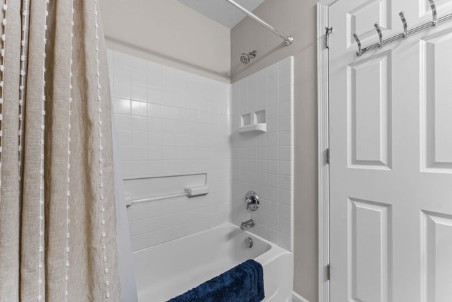 Upper Level Full Bathroom | Image 32