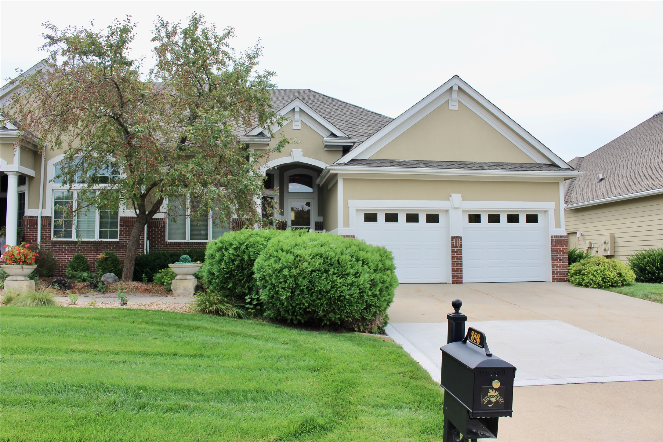 Burr Oaks Dr, West Des Moines, IA 50266