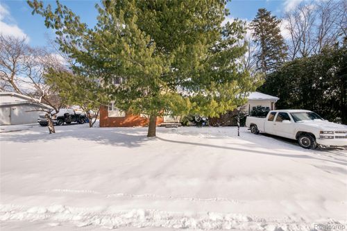 3520 Warringham Ave, Waterford Twp, MI, 48329-1380 | Card Image