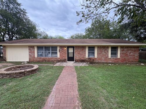 140 E Greenland St, Walnut Springs, TX, 76690-4576 | Card Image
