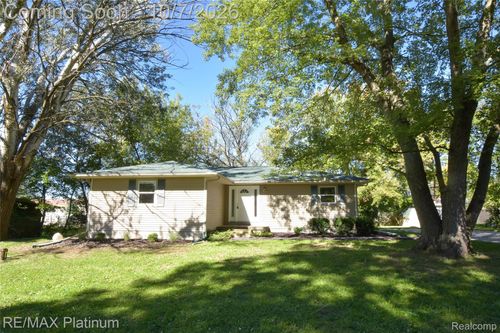 2471 Moore Pl, Howell, MI, 48843-8423 | Card Image