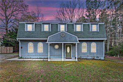 Front facade featuring a yard | Image 1