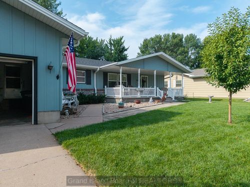 2123 Indian Acres Dr, Hastings, NE, 68901-2731 | Card Image