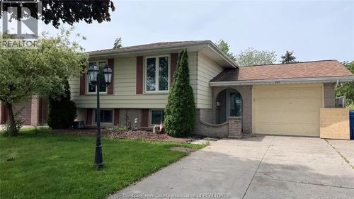 3131 Briarbank Dr, Windsor, ON, N8R1T1 | Card Image