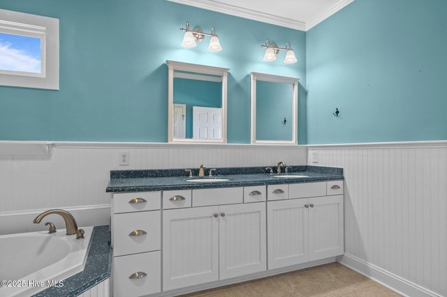 Owner Bathroom | Image 32