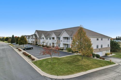 1275 Shadowood Cir, West Bend, WI, 53095-5371 | Card Image