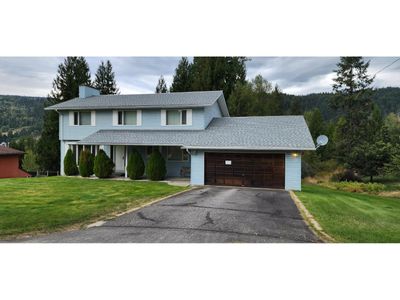 1975 Old Salmo Rd, House other with 5 bedrooms, 4 bathrooms and 6 parking in Fruitvale BC | Image 1