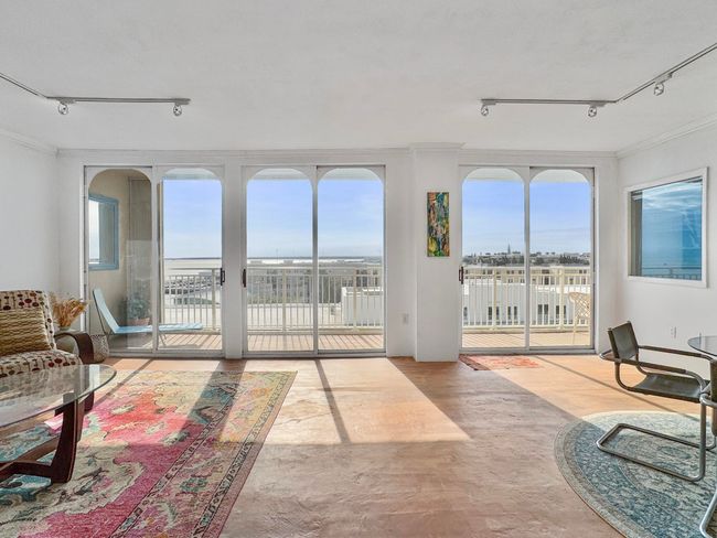 Living Area | Image 12
