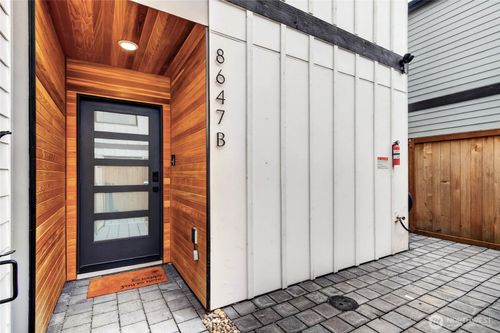 8647 B 18th Ave Sw, Seattle, WA, 98106-2315 | Card Image