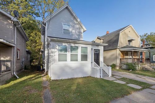 909 N Pine St, Lansing, MI, 48906-5052 | Card Image