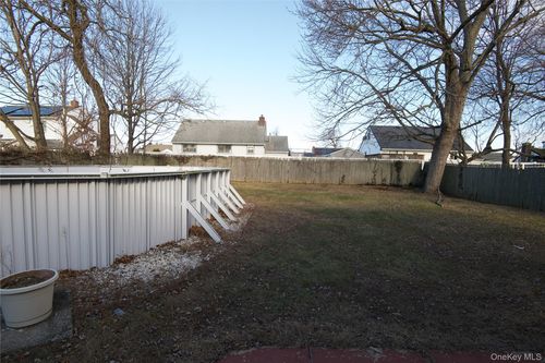 528 14th St, West Babylon, NY, 11704-3127 | Card Image