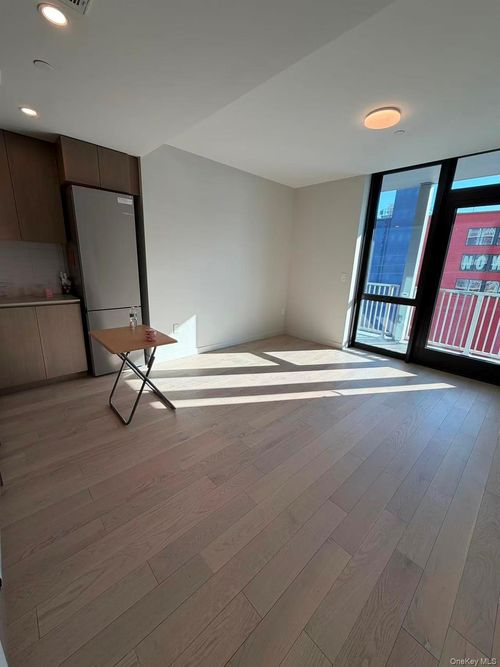 7r-131 40th Rd, Flushing, NY, 11354-5137 | Card Image