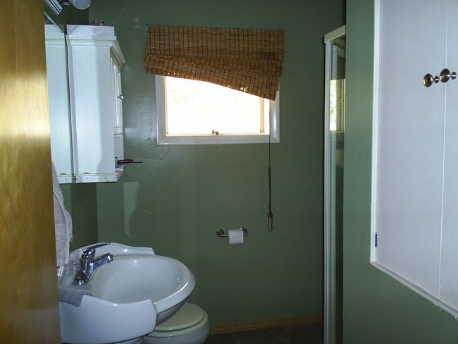 640 1/2 Bathroom with toilet and sink | Image 27
