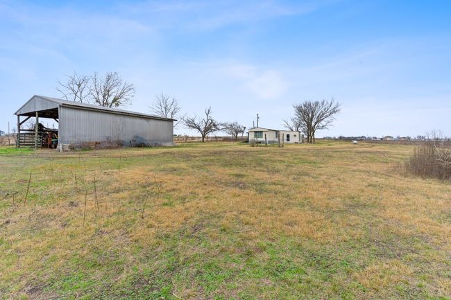 20601 Cameron Rd, House other with 3 bedrooms, 2 bathrooms and 4 parking in Coupland TX | Image 30