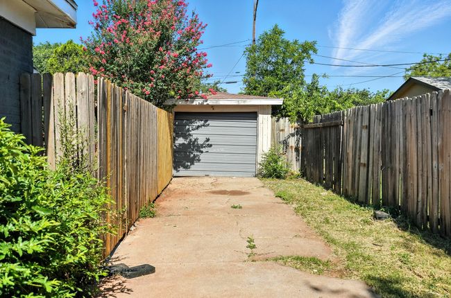 View of yard with driveway and an outdoor structure | Image 30