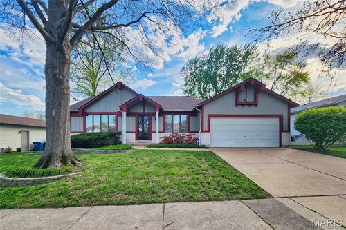 1938 Riverwood Trails Dr, Florissant, MO, 63031-7438 | Card Image