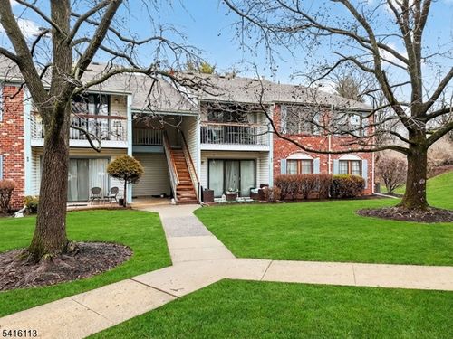 96 Crabapple Ln, FRANKLIN PARK, NJ, 08823-1418 | Card Image