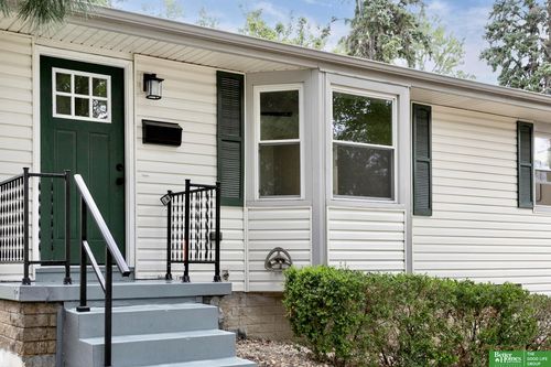 813 Janesview St, Papillion, NE, 68046-2017 | Card Image