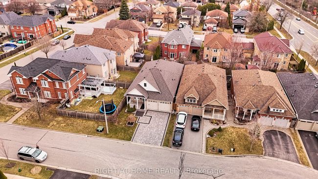 1045 Coyston Crt, House other with 3 bedrooms, 3 bathrooms and 4 parking in Oshawa ON | Image 4
