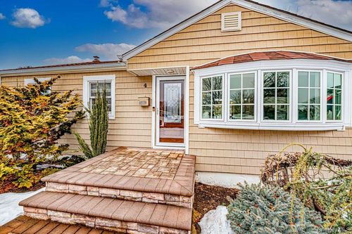 4 Hollyberry Rd, Plainview, NY, 11803-2622 | Card Image