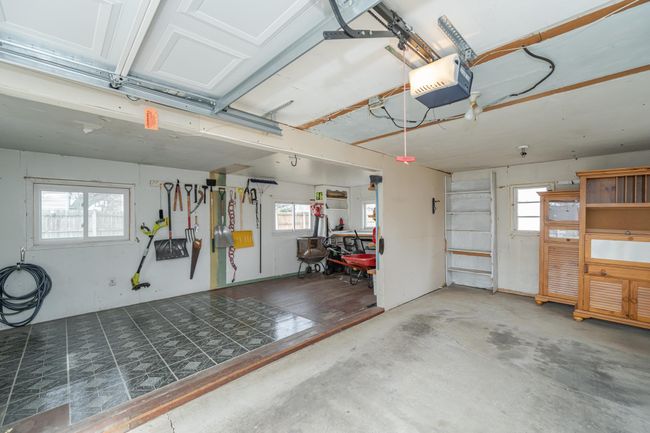 Large well maintained garage | Image 26
