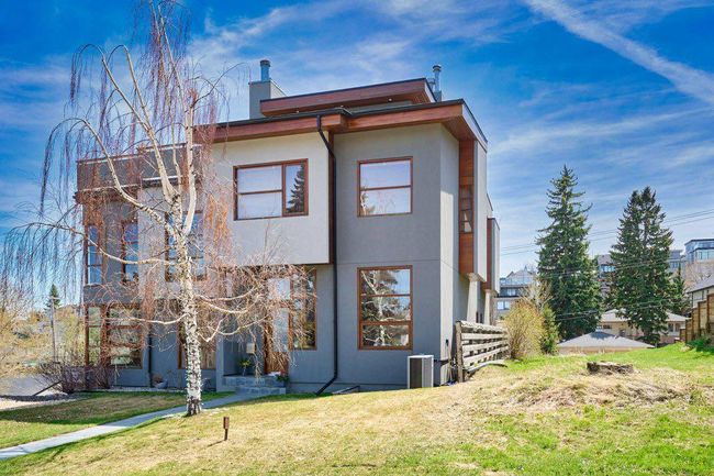 2003 27 Avenue Sw, Home with 4 bedrooms, 3 bathrooms and 2 parking in Calgary AB | Image 2